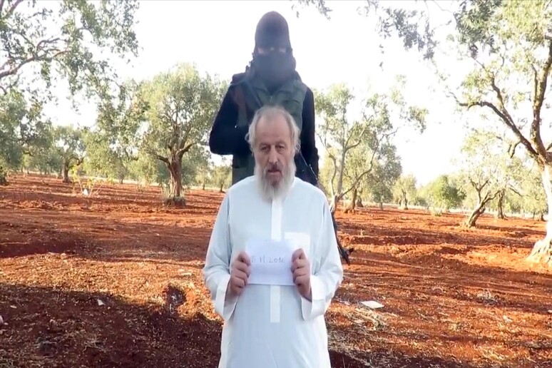 Un fermo immagine del video dell 'italiano rapito in Siria - RIPRODUZIONE RISERVATA