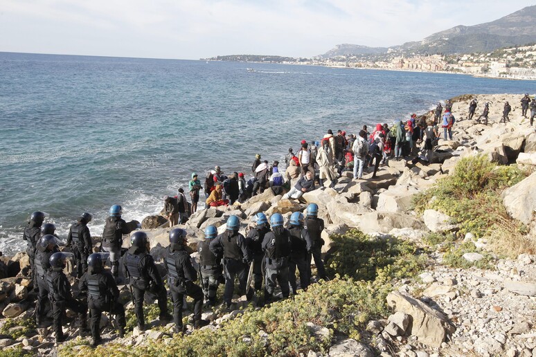 Migranti a Ventimiglia © ANSA/AP