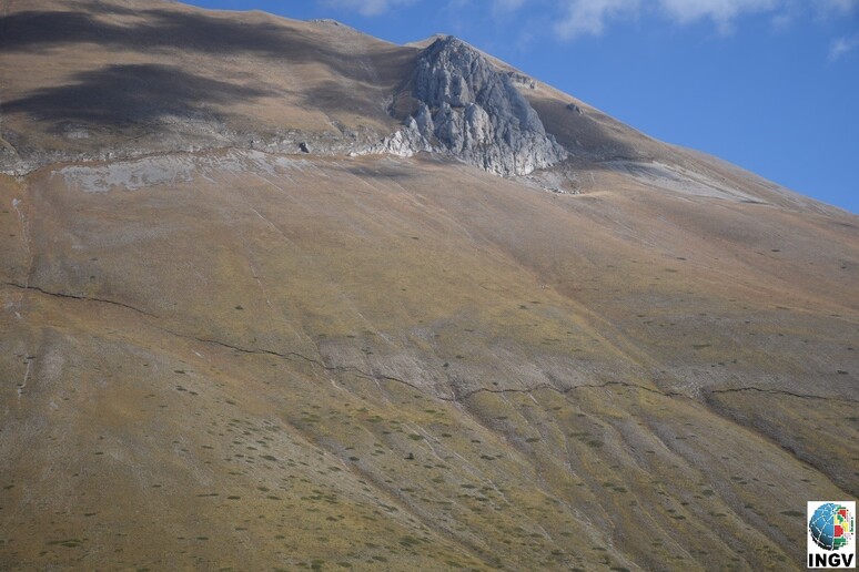 Due  'scalini ' prodotti sul versante occidentale del monte Vettore dal terremoto del 30 ottobre 2016. Uno è più in quota, lungo il piano di faglia principale, e l 'altro più in basso lungo una faglia minore (fonte: INGV) - RIPRODUZIONE RISERVATA