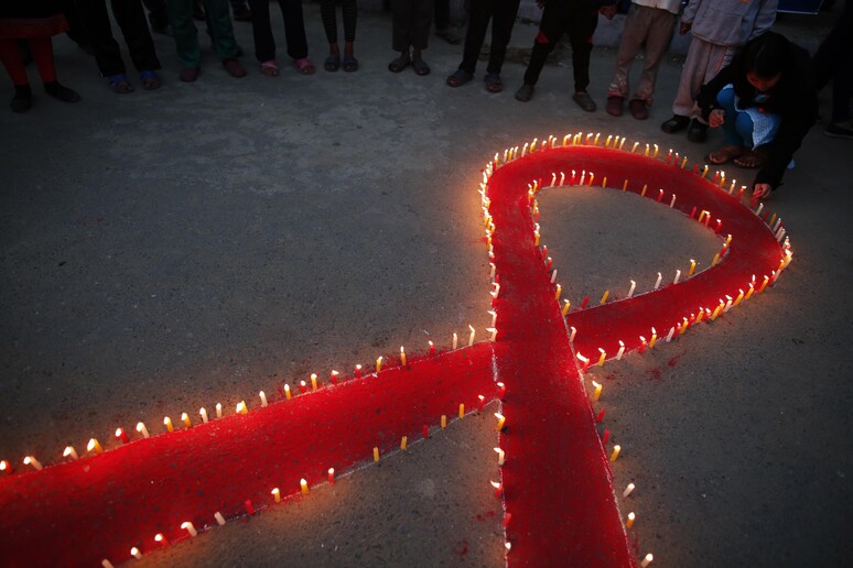 una riproduzione, in grande scala, del nastro rosso simbolo dell 'Aids © ANSA/AP