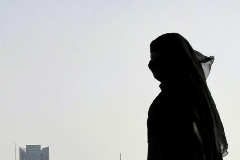 Una donna a Doha in una foto di archivio © ANSA/AP