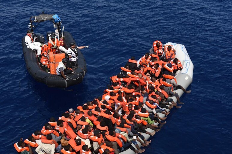 Uno sbarco di migranti - RIPRODUZIONE RISERVATA
