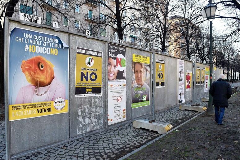 Referendum: cartelloni per referendum costituzionale a Torino - RIPRODUZIONE RISERVATA