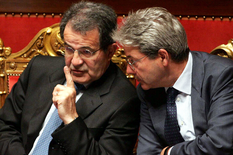 L 'allora presidente del Consiglio Romano Prodi (S) con Paolo Gentiloni, il 19 maggio 2006 nell ' aula  di Palazzo Madama - RIPRODUZIONE RISERVATA