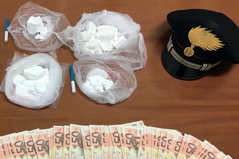 Droga e denaro sequestrati dai carabinieri a Napoli - RIPRODUZIONE RISERVATA