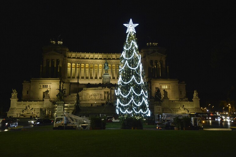 Roma: l 'albero di Natale in piazza Venezia - RIPRODUZIONE RISERVATA