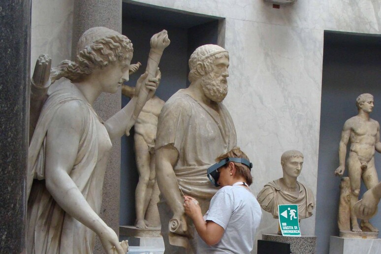 Restauratori mentre lavorano sulle sculture del Braccio Nuovo Foto Musei Vaticani - RIPRODUZIONE RISERVATA