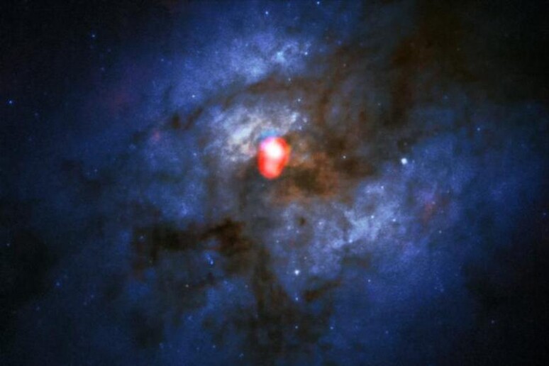 I nuovi strumenti del radiotelescopio Alma permettono di vedere l 'universo in modo inedito e di cercare tracce di acqua e dei mattoni della vita (fonte: ALMA(ESO/NAOJ/NRAO)/NASA/ESA and The Hubble Heritage Team, STScI/AURA) - RIPRODUZIONE RISERVATA