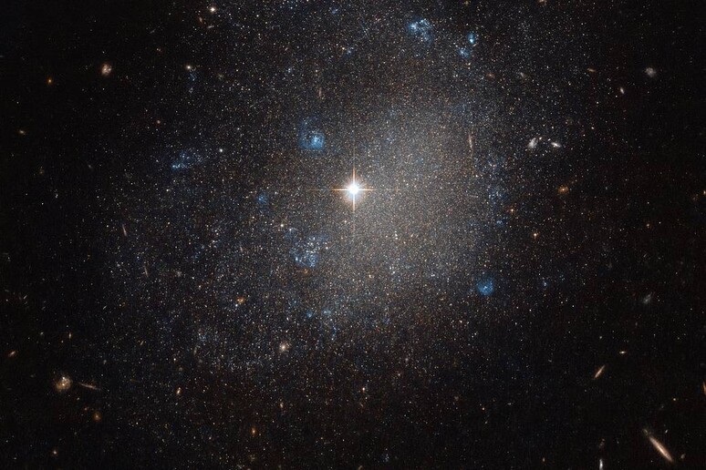 L 'immagine di Hubble della galassia NGC 4707 (fonte: ESA/Hubble, NASA) - RIPRODUZIONE RISERVATA