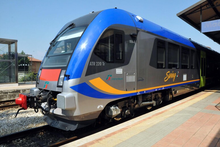 Ferrovie: consegnato alla Regione Marche il primo Swing, il nuovo treno diesel dedicato al trasporto regionale. - RIPRODUZIONE RISERVATA