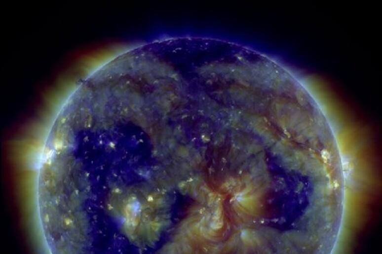 Anche il Sole festeggia Capodanno, scagliando raffiche di particelle verso la Terra (fonte: NASA SDO) - RIPRODUZIONE RISERVATA