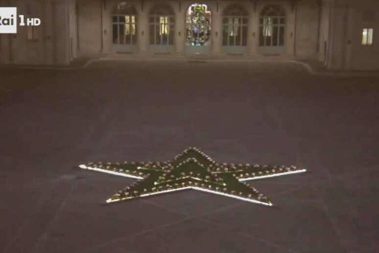 La stella di Natale nel cortile del Quirinale Mattarella (FRAME) - RIPRODUZIONE RISERVATA