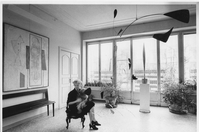 Peggy Guggenheim in posa davanti alla tela Lo Studio (L 'Atelier) di Picasso - RIPRODUZIONE RISERVATA