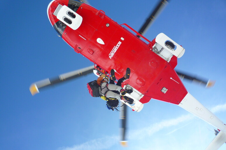 L 'elicottero del soccorso alpino valdostano - RIPRODUZIONE RISERVATA