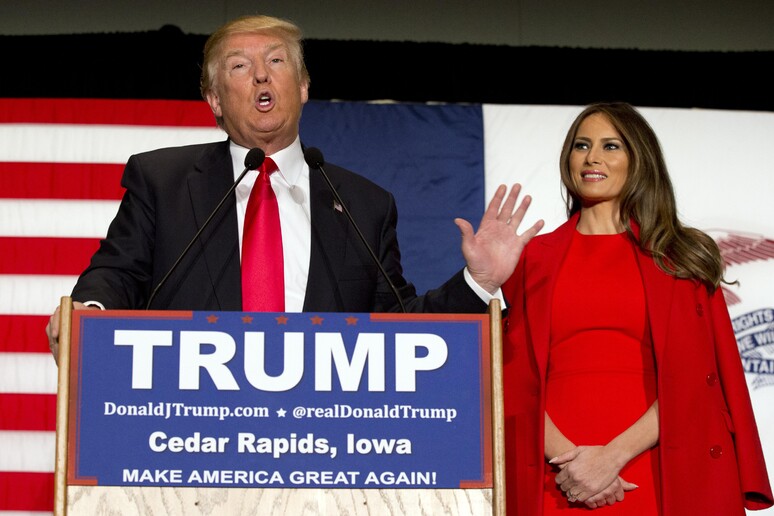 Donald Trump  con la moglie Melania ad un evento elettorale in Iowa il primo febbraio © ANSA/AP