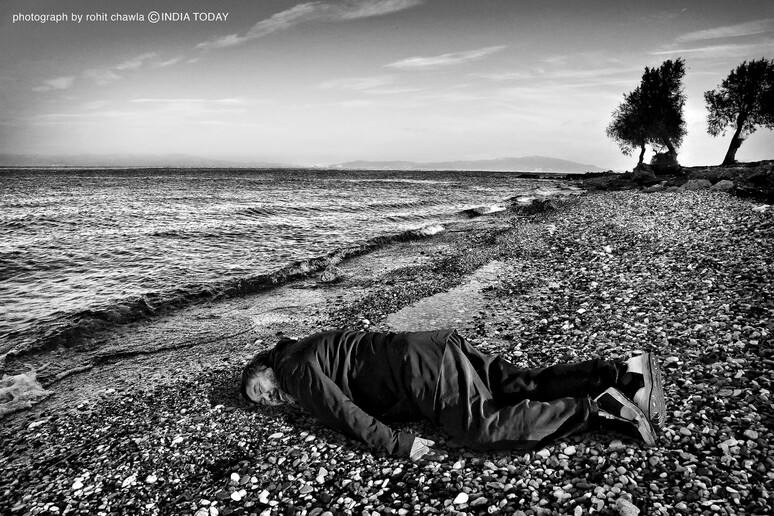 Migranti: Ai Weiwei  'morto ' come Aylan sulla spiaggia Lesbo © ANSA/AP