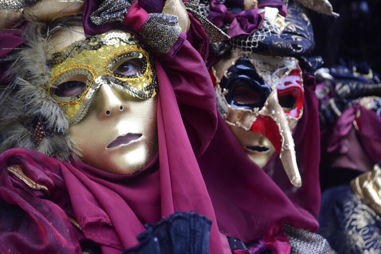 Carnevale: Venzia, le maschere a piazza san Marco - RIPRODUZIONE RISERVATA