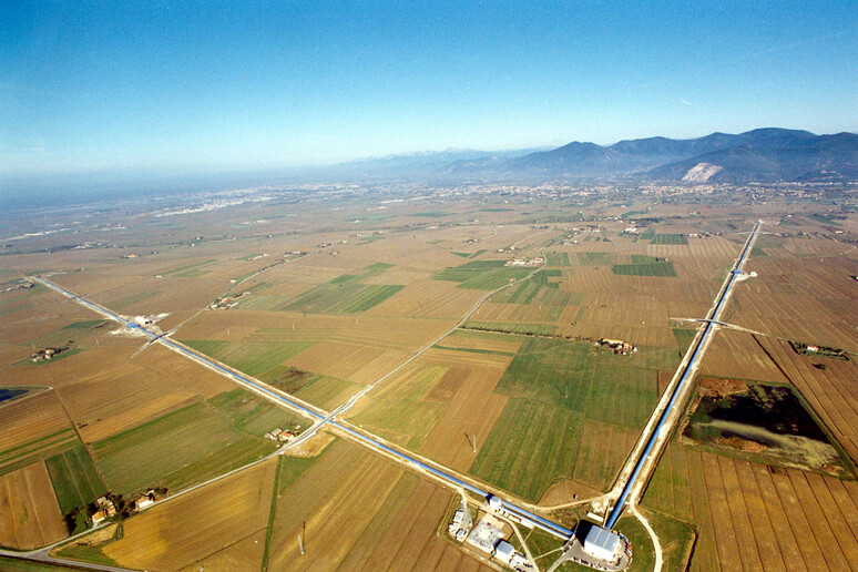 Una veduta aerea dell ' impianto Virgo - RIPRODUZIONE RISERVATA