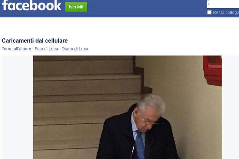 Mario Monti mentre fa la fila sulle scale in ospedale - RIPRODUZIONE RISERVATA