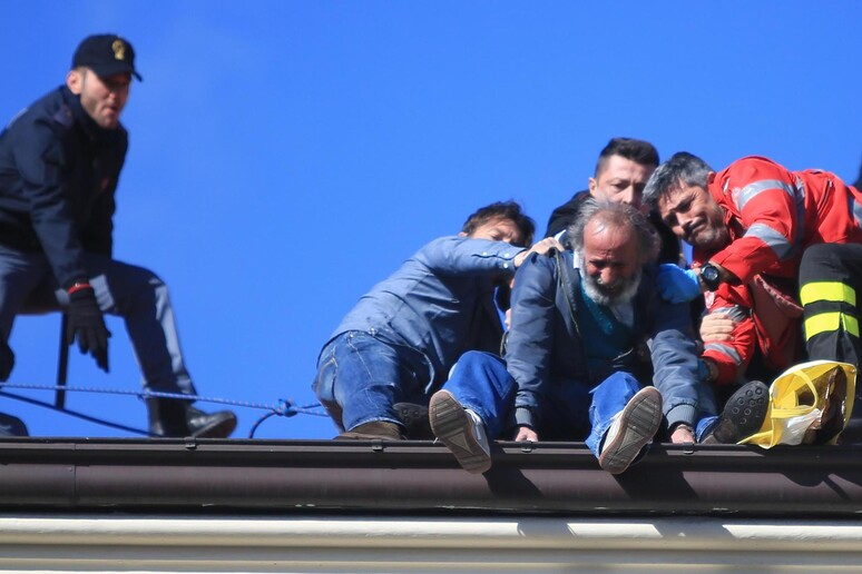 Un uomo minaccia di buttarsi da un tetto vicino il Teatro Ariston a Sanremo - RIPRODUZIONE RISERVATA