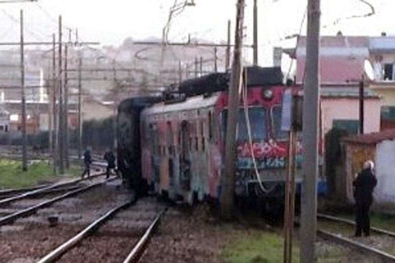 Deraglia treno Cumana a Napoli, nessun ferito - RIPRODUZIONE RISERVATA