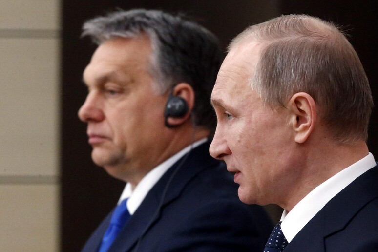 Il primo ministro ungherese Orban ed il premier russo Vladimir Putin © ANSA/EPA