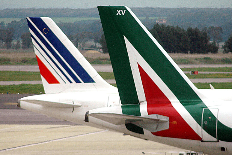 Due aerei Air France e Alitalia in una foto d 'archivio - RIPRODUZIONE RISERVATA