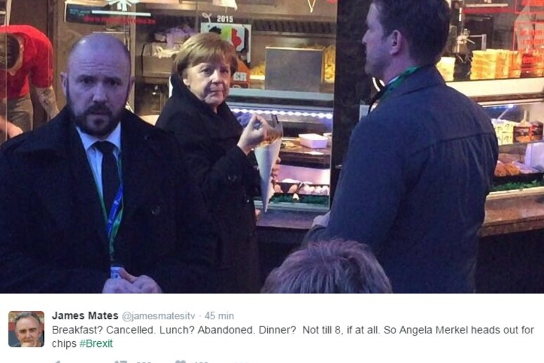Niente  'pasto inglese ', Merkel mangia  'frites ' al chiosco - RIPRODUZIONE RISERVATA