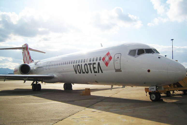 Aeroporti: un aeromobile in pista della compagnia Volotea - RIPRODUZIONE RISERVATA