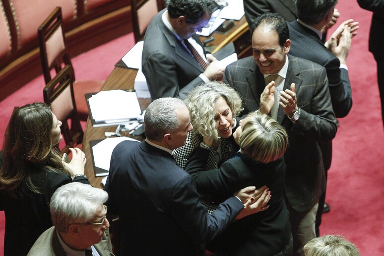 Abbracci a Monica Cirinna ' nell 'aula del Senato dopo la votazione di fiducia sul ddl in materia di unioni civili. - RIPRODUZIONE RISERVATA