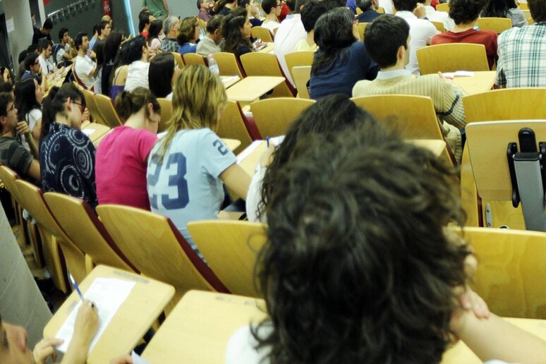 Universitari seguono una lezione in aula, foto archivio - RIPRODUZIONE RISERVATA