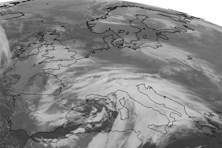 Maltempo, ciclone atlantico sull 'Italia (immagini dal satellite) - RIPRODUZIONE RISERVATA