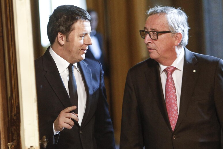 Il premier Matteo Renzi e il Commissario Europeo Jean-Claude Juncker - RIPRODUZIONE RISERVATA