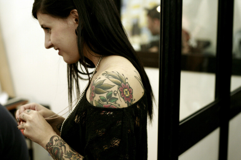 Una ragazza tatuata - RIPRODUZIONE RISERVATA