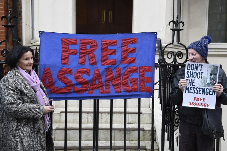 Sostenitori di Julian Assange all 'esterno dell 'ambasciata dell 'Ecuador a Londra © ANSA/EPA