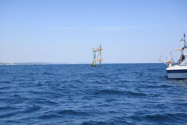 Pozzo Ombrina Mare visto da Goletta Verde nel 2010 - RIPRODUZIONE RISERVATA