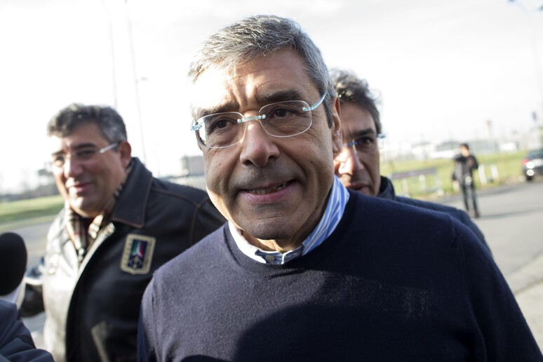 L 'ex governatore della Sicilia Salvatore Cuffaro all 'uscita dal carcere di Rebibbia il 13  dicembre 2015 - RIPRODUZIONE RISERVATA