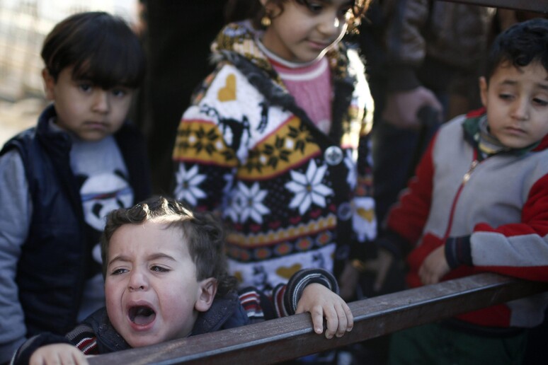 Bambini che vivono la guerra in Siria © ANSA/EPA