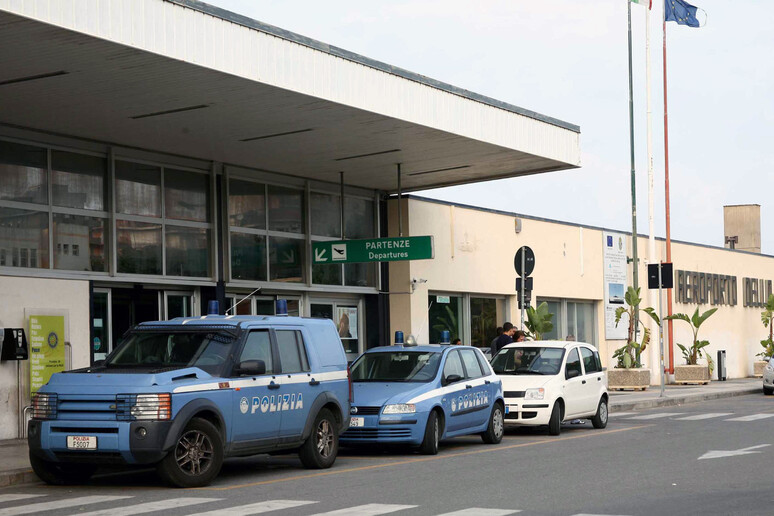 Automobii della polizia all 'aeroporto di Reggio Calabria in una foto d 'archivio - RIPRODUZIONE RISERVATA