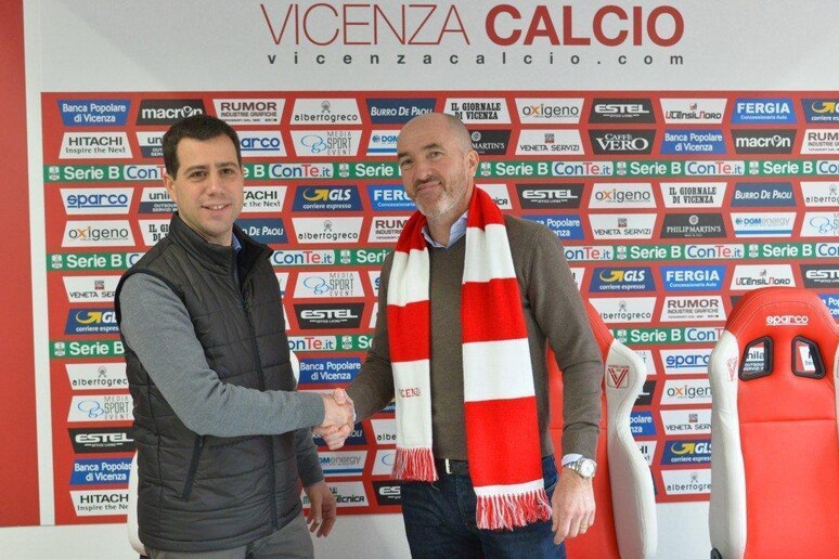 Il nuovo allenatore del Vicenza Franco Lerda, a destra, con l 'ad Dario Cassingena - RIPRODUZIONE RISERVATA