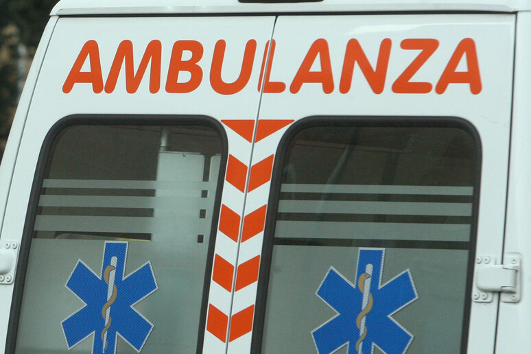 Un ' ambulanza all 'interno del Policlinico Umberto I a Roma - RIPRODUZIONE RISERVATA
