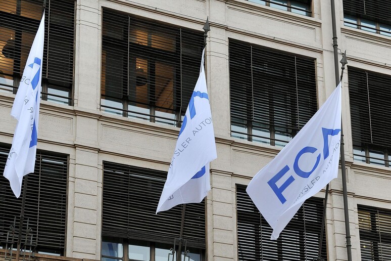 Nuove bandiere con la sigla FCA esposte sulla facciata della palazzina Ex Fiat in Via Nizza al Lingotto, Torino, 13 Ottobre 2014 - RIPRODUZIONE RISERVATA