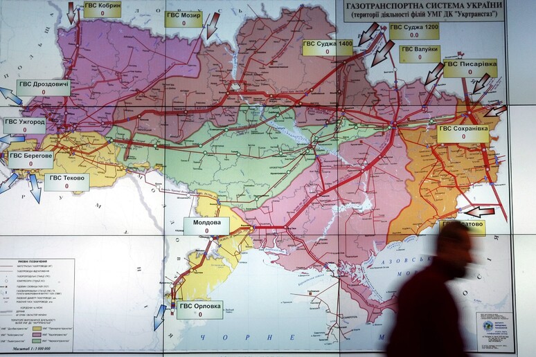 Ucraina-Russia, la crisi si ripercuote anche sul gas. Nell 'immagine un operatore presso il centro di controllo della società ucraina di gas Ukrtransgaz passa davanti ad una mappa con i gasdotti - RIPRODUZIONE RISERVATA