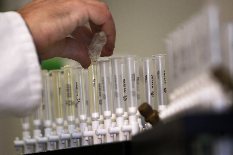 Esami delle urine per test antidoping (foto d 'archivio) © ANSA/AP