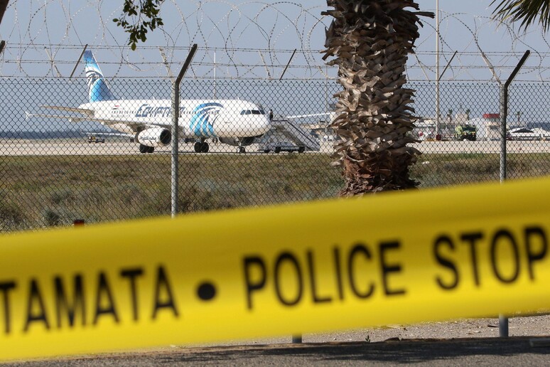 Hijacked Egypt Air A320 in Larnaca © ANSA/EPA