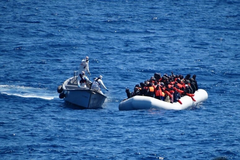 Oltre 170.000 migranti e rifugiati arrivati in Europa via mare © ANSA/AP