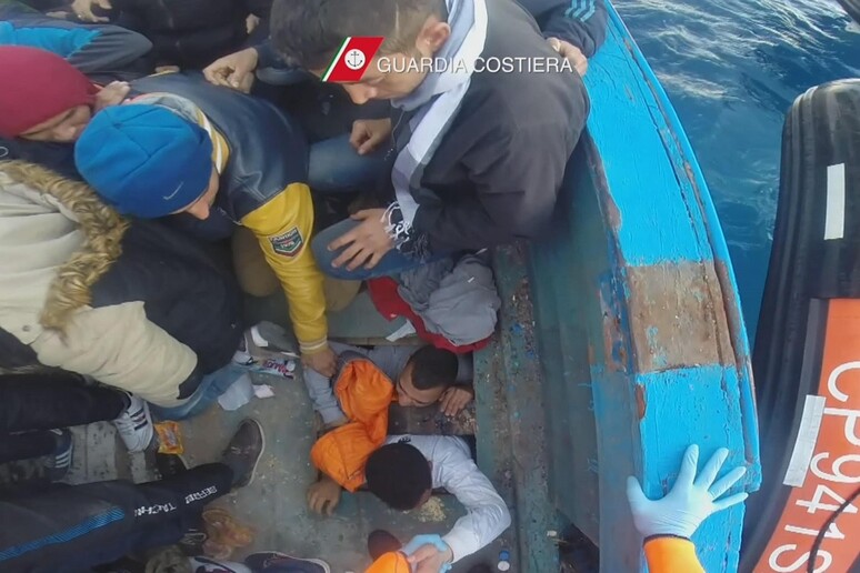 Morte 10 donne nel Canale di Sicilia - RIPRODUZIONE RISERVATA