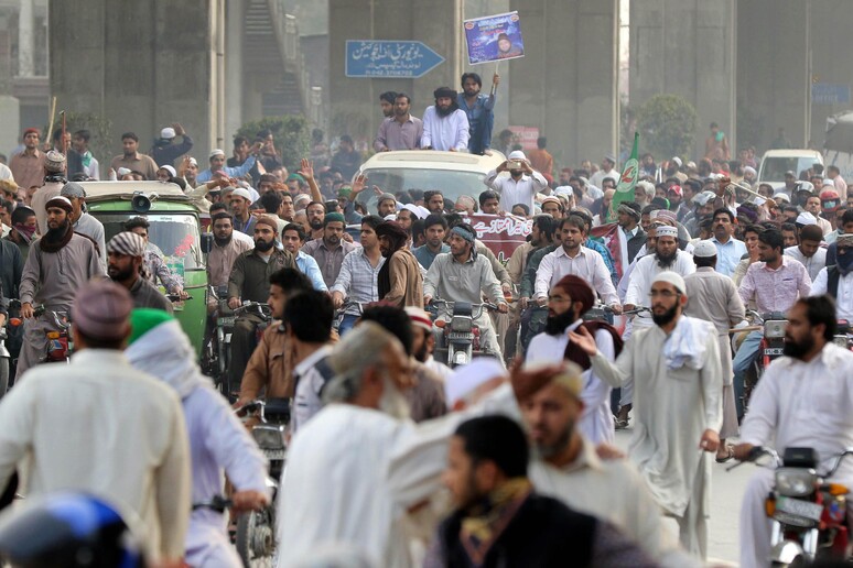 Manifestanti durante una protesta a Lahore il 4 marzo 2016 - RIPRODUZIONE RISERVATA
