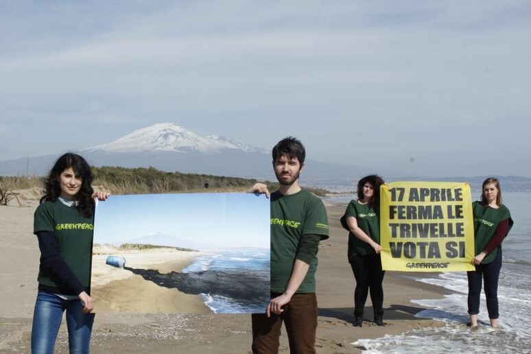 Una manifestazione  'no triv ' di Greenpeace - RIPRODUZIONE RISERVATA