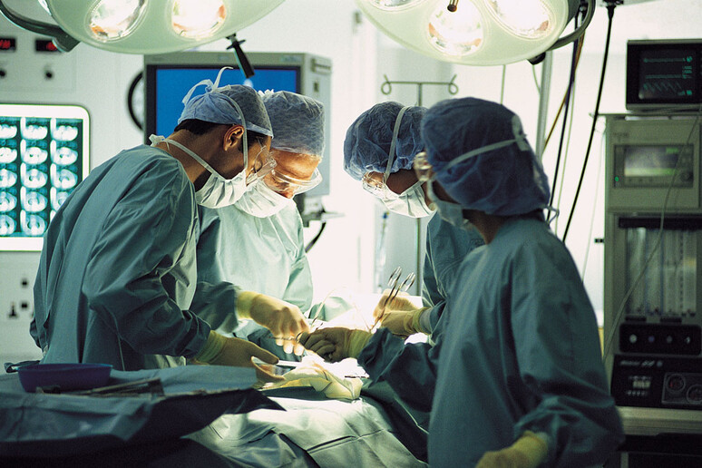 Sanit??: trapianti, chirurghi sala operatoria intervento chirurgico operazione - RIPRODUZIONE RISERVATA